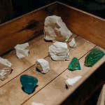 Chaine de petites montagnes I (plâtre, verre) - détail - Atelier de Moulage des MRAH – Bruxelles (2023) - © Candice Athenais